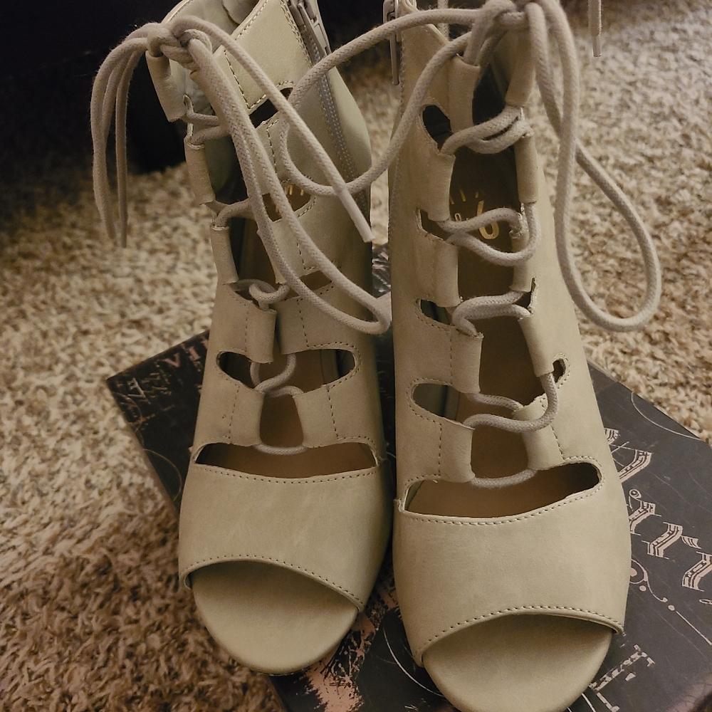 Heel - Picture 2 of 7
